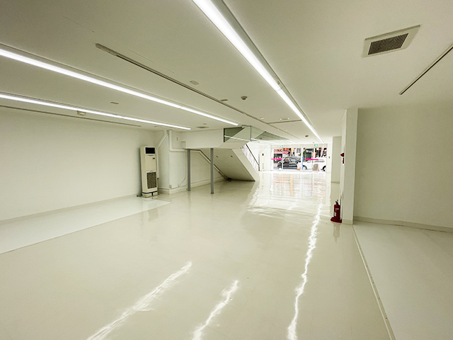 八戸市三日町の「さくら野百貨店」1階貸店舗・事務所のご紹介です♪